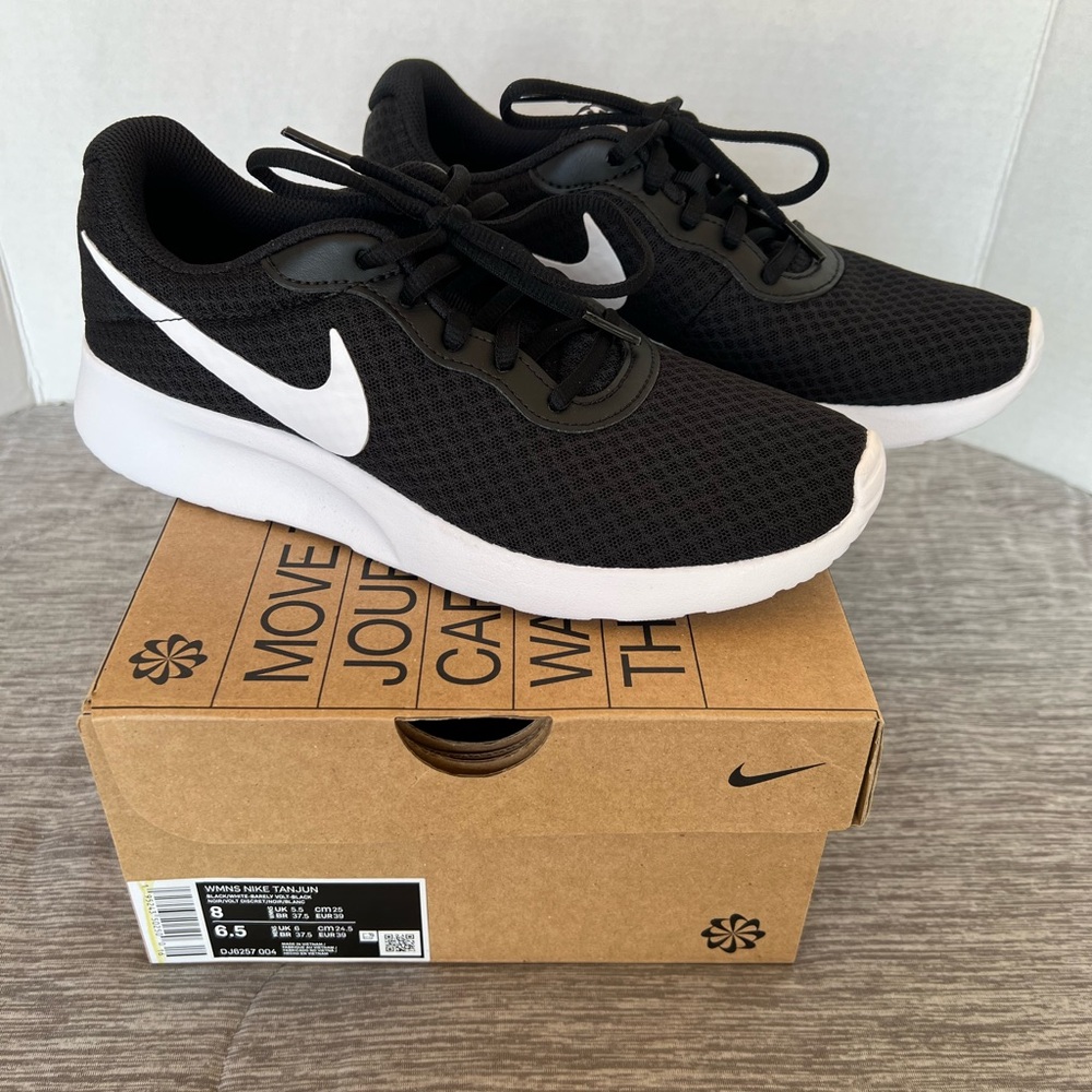 NWOT Nike Tanjun Black & white women’s size 8